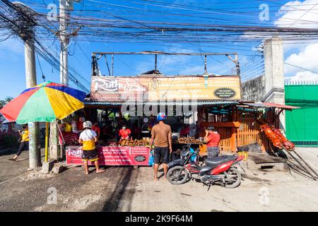 Beliebte philippinische Lechon- oder Schweinebraten, die auf einem Sonntagsmarkt in Cebu, Philippinen, verkauft werden Stockfoto