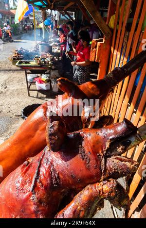 Beliebte philippinische Lechon- oder Schweinebraten, die auf einem Sonntagsmarkt in Cebu, Philippinen, verkauft werden Stockfoto