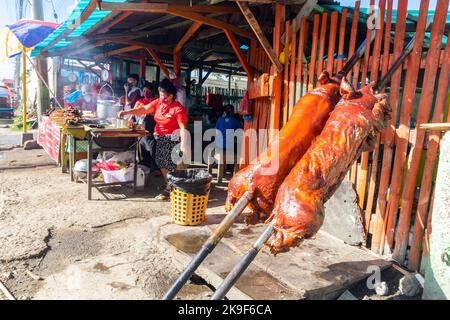 Beliebte philippinische Lechon- oder Schweinebraten, die auf einem Sonntagsmarkt in Cebu, Philippinen, verkauft werden Stockfoto