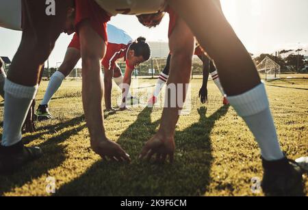 Fußballplatz, Sportmänner und Stretching Body auf Sportstadiongras, um mit dem Training, der Fitness und dem Workout zu beginnen. Fußballspieler-Mannschaftsgruppe warm Stockfoto