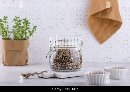 Rote, weiße und braune Quinoa. Stockfoto