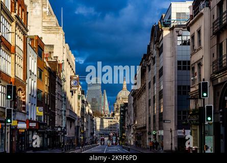 Fleet Street in der Stadt london nach einem Gewitter.Dunkle brütende Stelzen im Hintergrund markieren die St Paul's Cathedral Stockfoto