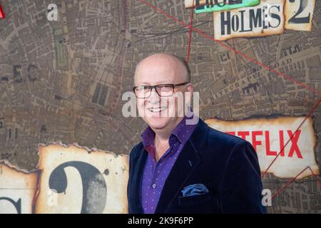 New York, USA. 27. Oktober 2022. Regisseur Harry Bradbeer nimmt an Netflix's Weltpremiere „Enola Holmes 2“ im Pariser Theater in New York City Teil. Kredit: SOPA Images Limited/Alamy Live Nachrichten Stockfoto