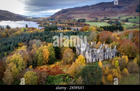 Die Ruinen des Dunalastair House in der Nähe von Pitlochry, Perthshire, sind von Bäumen umgeben, die ihre Herbstfarben zeigen. Bilddatum: Freitag, 28. Oktober 2022. Stockfoto