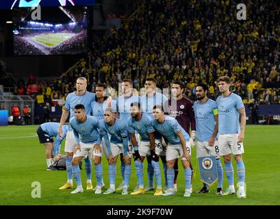 Dortmund Deutschland 25.10.2022, Fußball: UEFA Champions League Saison 2022/23 Gruppenphase Spieltag 5, Borussia Dortmund (BVB) gegen Manchester City (MAC) – Teamfoto Stadt, hintere Reihe von links: Erling Haaland (MAC), Nathan Ake (MAC), Ruben Dias (MAC), Rodri (MAC), Stefan Ortega (MAC), Ilkay Guendogan (Gündogan) (MAC), John Stones von links: MAC Joao Cancelo (MAC), Phil Foden (MAC), Riyad Mahrez (MAC), Julian Alvarez (MAC), Stockfoto