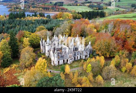 Die Ruinen des Dunalastair House in der Nähe von Pitlochry, Perthshire, sind von Bäumen umgeben, die ihre Herbstfarben zeigen. Bilddatum: Freitag, 28. Oktober 2022. Stockfoto