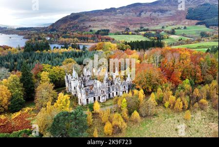 Die Ruinen des Dunalastair House in der Nähe von Pitlochry, Perthshire, sind von Bäumen umgeben, die ihre Herbstfarben zeigen. Bilddatum: Freitag, 28. Oktober 2022. Stockfoto