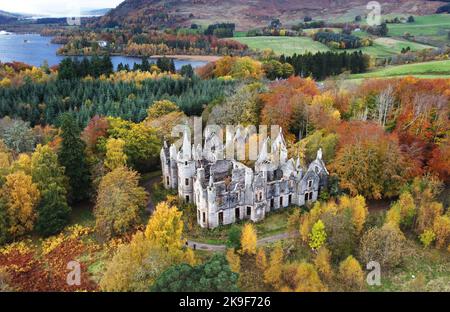 Die Ruinen des Dunalastair House in der Nähe von Pitlochry, Perthshire, sind von Bäumen umgeben, die ihre Herbstfarben zeigen. Bilddatum: Freitag, 28. Oktober 2022. Stockfoto