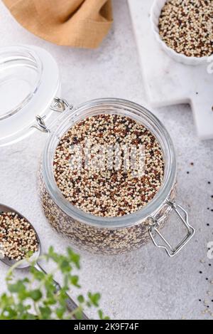 Rote, weiße und braune Quinoa. Stockfoto