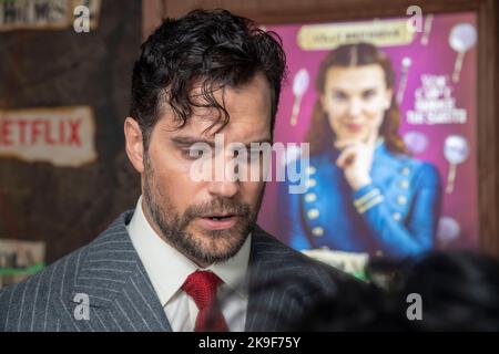 New York, USA. 27. Oktober 2022. Henry Cavill nimmt an Netflix's Weltpremiere „Enola Holmes 2“ im Pariser Theater in New York City Teil. Kredit: SOPA Images Limited/Alamy Live Nachrichten Stockfoto