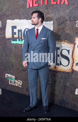 New York, USA. 27. Oktober 2022. Henry Cavill nimmt an Netflix's Weltpremiere „Enola Holmes 2“ im Pariser Theater in New York City Teil. Kredit: SOPA Images Limited/Alamy Live Nachrichten Stockfoto