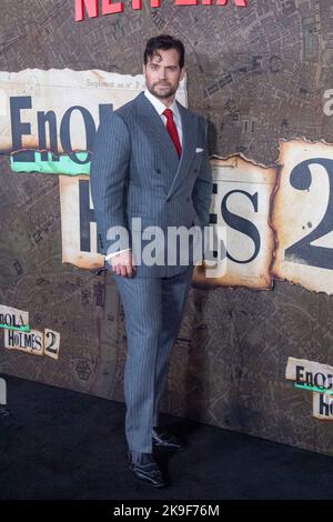 New York, USA. 27. Oktober 2022. Henry Cavill nimmt an Netflix's Weltpremiere „Enola Holmes 2“ im Pariser Theater in New York City Teil. Kredit: SOPA Images Limited/Alamy Live Nachrichten Stockfoto