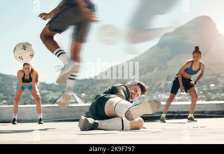 Fußball, Sport und Tackle mit einem Mannspieler, der einen Gegner während eines Spiels oder Spiels auf einem Stadtdach im Freien gleitet. Fußball, Fitness und Bewegung mit Stockfoto