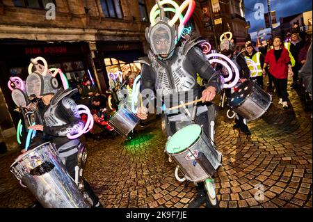 Blackpool Lightpool Festival 2022. Die LED-Trommler werden während der Parade durch das Stadtzentrum angezündet Stockfoto