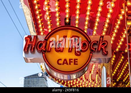 Las Vegas, USA - 24. April 2012: Nahaufnahme des legendären Schildes für das Hard Rock Cafe auf dem Strip, Las Vegas. Ein amerikanisches Restaurant mit Live-roc Stockfoto