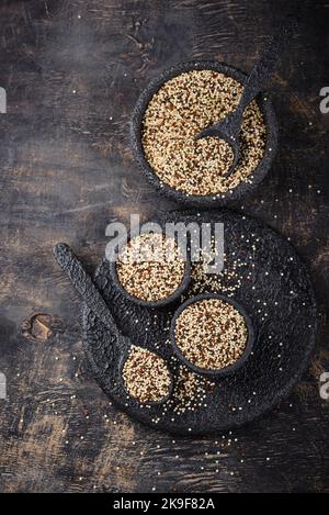 Rote, weiße und braune Quinoa. Stockfoto