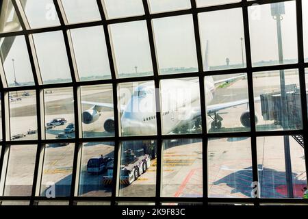 BANGKOK - JAN 5: Abflug-Terminal des Bangkok Suvarnabhumi International Airport am 5,2010. Januar in Bangkok, Thailand. Der Flughafen ist in abou Stockfoto