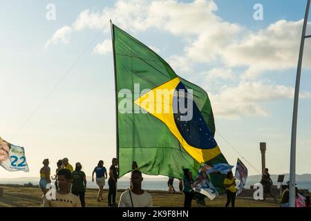 Anhänger des brasilianischen Präsidenten Jair Bolsonaro protestieren mit einer großen brasilianischen Flagge in Farol d Stockfoto