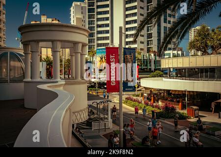 Gold Coast, Queensland, Australien - Flaggen des Grundwasser Country Music Festivals auf den Straßen von Broadbeach Stockfoto