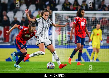 Turin, Italien. 27. Oktober 2022. Julia Grosso (C) von Juventus Women FC im Einsatz während des UEFA Women's Champions League 2022/23 - Gruppe C Fußballspiels zwischen Juventus FC und Olympique Lyonnais im Allianz Stadium. Endergebnis: Juventus 1:1 Lyon. Kredit: SOPA Images Limited/Alamy Live Nachrichten Stockfoto