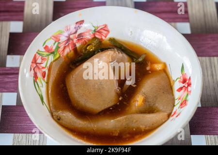 Balbacua ist ein lokales Suppengericht aus Haut und Fleisch in Cebu, Philippinen Stockfoto