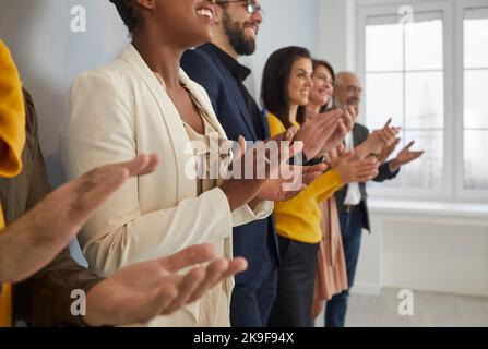 Verschiedene Geschäftsleute klatschen bei einem Geschäftstreffen in die Hände Stockfoto