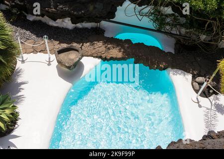 Taro de Tahiche, Spanien - 9. August 2007: Pool im Haus von Cesar Manrique in Taro de Tahiche auf Lanzarote, Spanien. Manrique ist der wichtigste Künstler A Stockfoto