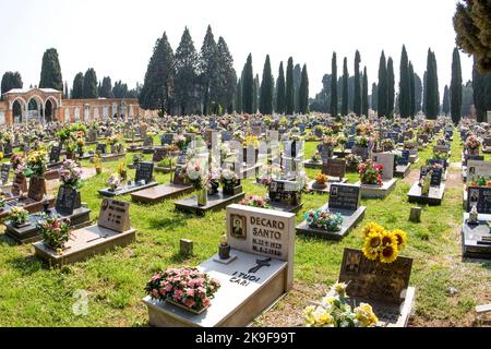 Venedig, Italien - 10. April 2007: Grabsteine auf der Friedhof-Insel San Michele in Venedig, Italien. San Michele ist seit Jahrhunderten der wichtigste Cetete Stockfoto