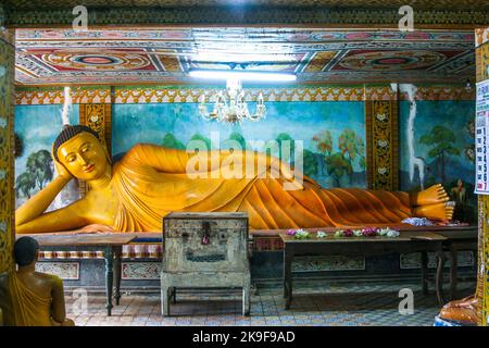 Mihintale, Sri Lanka - 4. August 2005: Der heilige Buddha liegt in Mihintale, Sri Lanka. Der Mönch Mahinda gründete das Kloster, das von König Devanampia Tissa unterstützt wurde Stockfoto