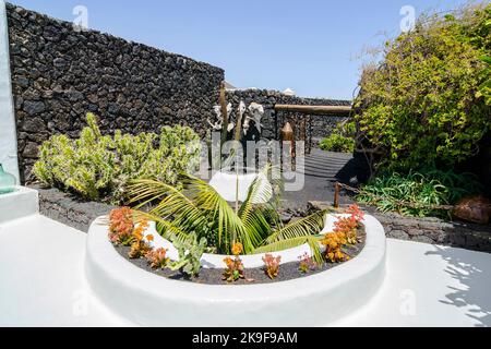 Taro de Tahiche, Spanien - 9. August 2007: Eingang des Hauses Cesar Manriques in Taro de Tahiche auf Lanzarote, Spanien. Manrique ist der wichtigste artis Stockfoto