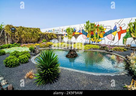 Taro de Tahiche, Spanien - 9. August 2007: Pool im Haus von Cesar Manrique in Taro de Tahiche auf Lanzarote, Spanien. Manrique ist der wichtigste Künstler A Stockfoto