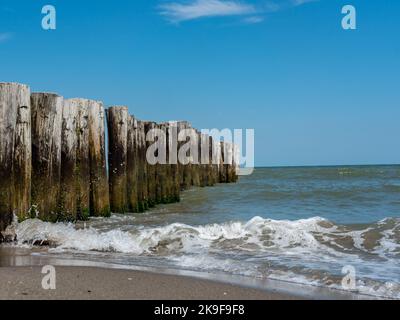 Hölzerner Wellenbrecher im Meer Stockfoto