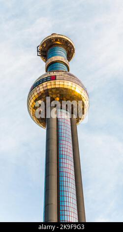 Wien, Österreich - 22. Juli 2009: Der Kamin der berühmtesten Wiener Fernwärme des Künstlers Hundertwasser im intensiven Nachmittagslicht in Vie Stockfoto