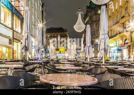 Wien, Österreich - 5. November 2009: Wien - berühmte Grabenstraße bei Nacht mit Regenreflektion auf den Kopfsteinpflaster in Wien, Österreich. Stockfoto