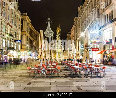 Wien, Österreich - 5. November 2009: Wien - berühmte Grabenstraße bei Nacht mit Regenreflektion auf den Kopfsteinpflaster in Wien, Österreich. Stockfoto