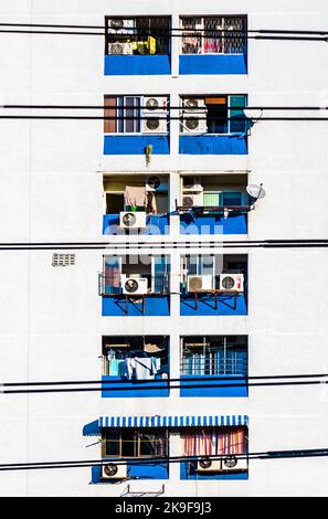 Bangkok, Thailand - 21. Dezember 2009: Fassade eines Wolkenkratzers mit Wohnungen in Bangkok und Außenklimaanlage auf dem Balkon. Stockfoto