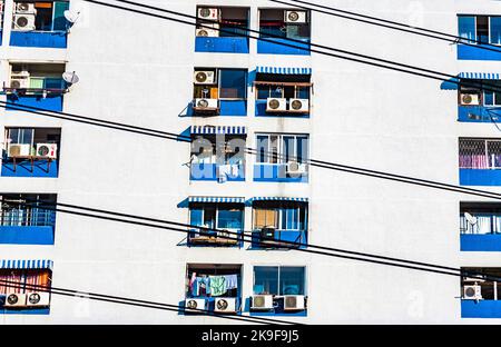 Bangkok, Thailand - 21. Dezember 2009: Fassade eines Wolkenkratzers mit Wohnungen in Bangkok und Außenklimaanlage auf dem Balkon. Stockfoto