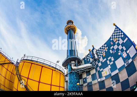 Wien, Österreich - 27. November 2010: Schornstein der berühmtesten Wiener Fernwärme des Künstlers Hundertwasser im intensiven Nachmittagslicht in Vie Stockfoto