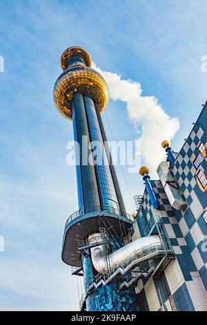 Wien, Österreich - 27. November 2010: Schornstein der berühmtesten Wiener Fernwärme des Künstlers Hundertwasser im intensiven Nachmittagslicht in Vie Stockfoto