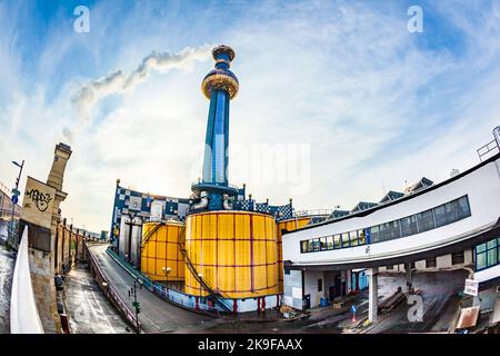 Wien, Österreich - 27. November 2010: Schornstein der berühmtesten Wiener Fernwärme des Künstlers Hundertwasser im intensiven Nachmittagslicht in Vie Stockfoto