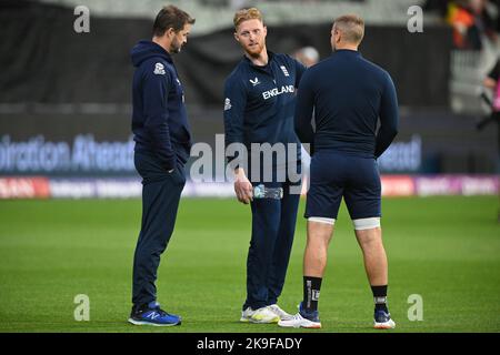 Der englische Ben Stokes (Mitte) vor dem WM-Super-12-Spiel T20 auf dem Melbourne Cricket Ground in Melbourne, Australien. Bilddatum: Freitag, 28. Oktober 2022. Stockfoto