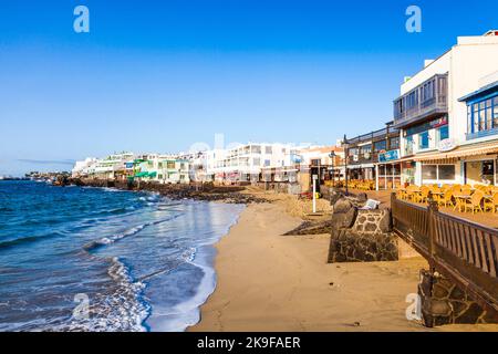 PLAYA BLANCA, SPANIEN - 29. DEZ 2010: Promenade der malerischen Playa Blanca mit Meer am Morgen. Playa Blanca wurde seit 198 zu einer wichtigen Touristenstadt Stockfoto