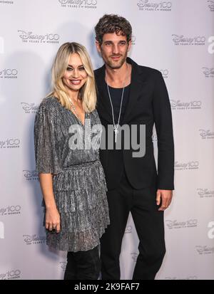 London, Großbritannien. 27. Oktober 2022. Kimberly Wyatt und Max Rogers nehmen an der Disney 100-Veranstaltung in der Bankenhalle in London Teil. Kredit: SOPA Images Limited/Alamy Live Nachrichten Stockfoto