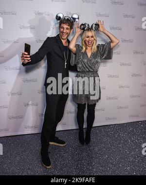 London, Großbritannien. 27. Oktober 2022. Kimberly Wyatt und Max Rogers nehmen an der Disney 100-Veranstaltung in der Bankenhalle in London Teil. Kredit: SOPA Images Limited/Alamy Live Nachrichten Stockfoto