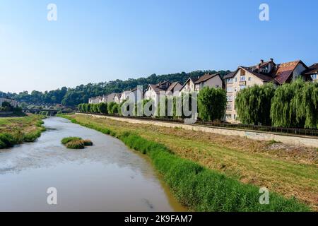 Stadtlandschaft mit dem Fluss Tarnava Mare und Wohnblöcken im Zentrum von Sighisoara, in Siebenbürgen (Transsilvania), Rumänien, in sonniger Umgebung Stockfoto