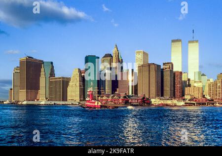 New York, USA - 22. Februar 1997: Zwillingstürme an einem sonnigen Tag mit Skyline in New York, USA. Stockfoto