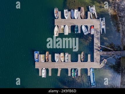 Boote auf dem Bohinjer See, Slowenien, Drohnenfoto Stockfoto