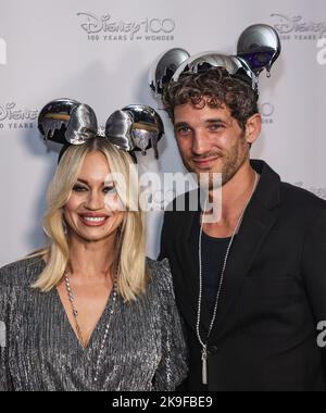 London, Großbritannien. 27. Oktober 2022. Kimberly Wyatt und Max Rogers nehmen an der Disney 100-Veranstaltung in der Bankenhalle in London Teil. (Foto von Brett Cove/SOPA Images/Sipa USA) Quelle: SIPA USA/Alamy Live News Stockfoto