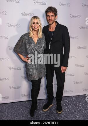 London, Großbritannien. 27. Oktober 2022. Kimberly Wyatt und Max Rogers nehmen an der Disney 100-Veranstaltung in der Bankenhalle in London Teil. (Foto von Brett Cove/SOPA Images/Sipa USA) Quelle: SIPA USA/Alamy Live News Stockfoto