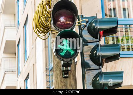 BERLIN, DEUTSCHLAND - Okt 28, 2014: In der ehemaligen DDR, die heute zu Deutschland gehört, ist Ampelmann das berühmte Symbol auf Fußgängersignalen Stockfoto